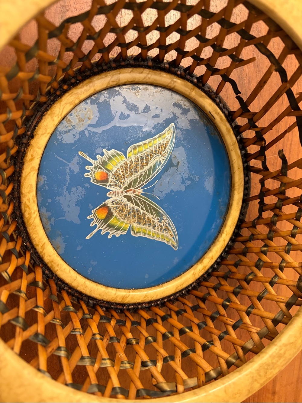 Vintage woven basket with central blue butterfly medallion - Picture 5 of 5